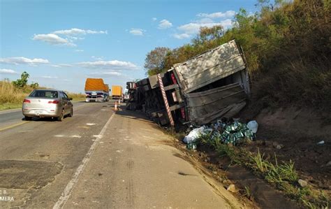 Motorista De 62 Anos Morre Após Tombamento De Carreta Na Br 262 Em