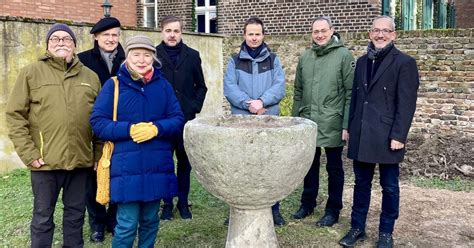 Historischer Taufstein Steht Nun Vor Der Zonser Pfarrscheune St