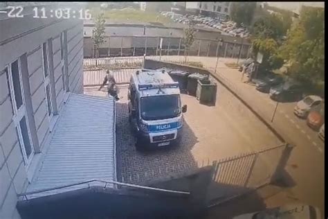 Pobił konwojujących go policjantów i uciekł Teraz go szukają Policja