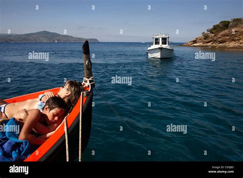 Mutter in bikini und sohn Fotos und Bildmaterial in hoher Auflösung Alamy