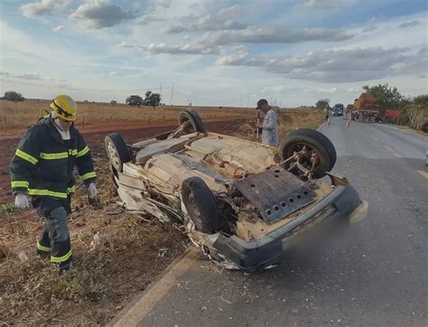 Mgc Idoso Morre Em Batida Entre Carro E Caminh O Em Jana Ba