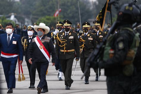 Pedro Castillo Preside La Gran Parada Y Desfile C Vico Militar Por