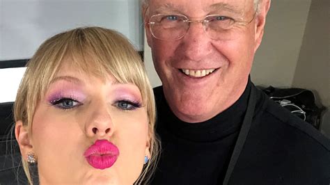 Taylor Swifts Dad Fought Off Burglar Who Broke Into Florida Home