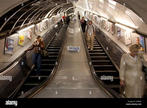 Le Système Descalator De Métro à La Station Oxford Circus Photo Stock