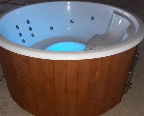 Fiberglass Hot Tub With Integrated Furnace And Double Hydromassage