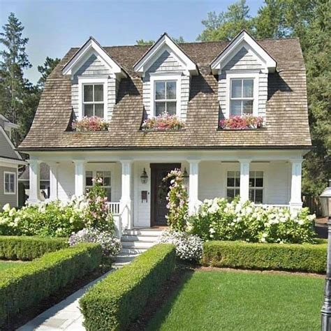 Farmhouse Homes 🏡 on Instagram: “We are in LOVE with this cute cottage ...