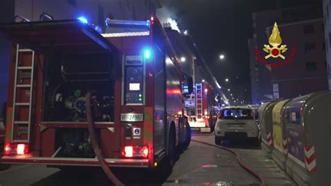 Spento Lincendio Di Un Palazzo In Via Piacenza A Genova Decine Di