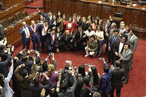 El Congreso De Perú Destituye A Castillo Por Permanente Incapacidad