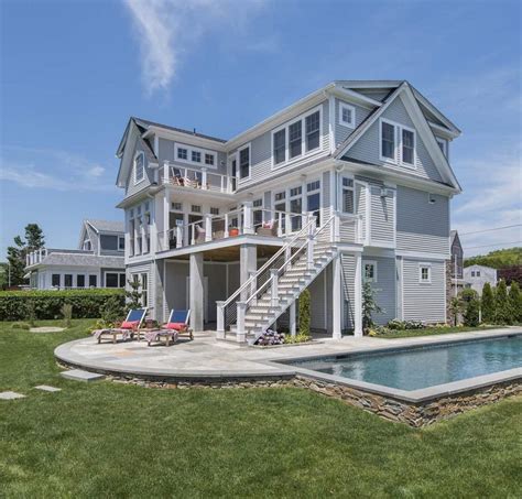 An impressive beach house in Rhode Island built to withstand storms