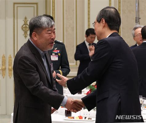 인사나누는 한덕수 총리와 김동명 한국노총 위원장 공감언론 뉴시스통신사