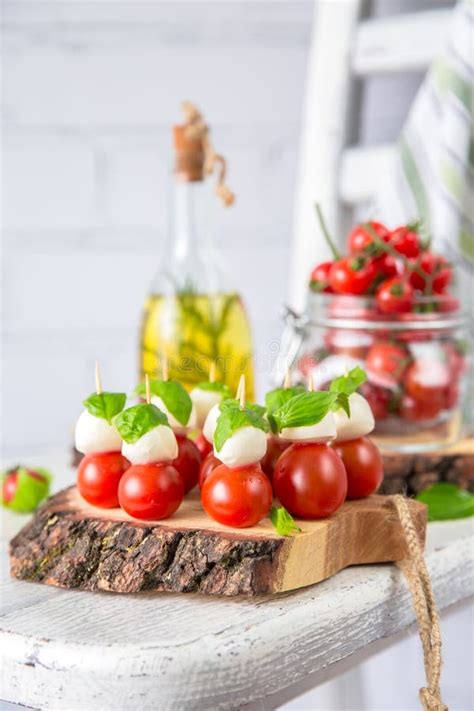 Klassischer Italiener Caprese Canapes Salat Mit Tomaten Mozzarella Und