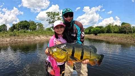 A Menina P Quente Pescaria Dos Brutos No Rio Panel O Amazonas