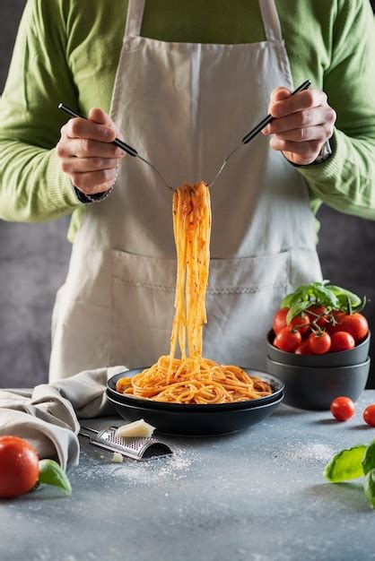 Concepto De Restaurante Hombre Cocinando Espaguetis Italianos Con