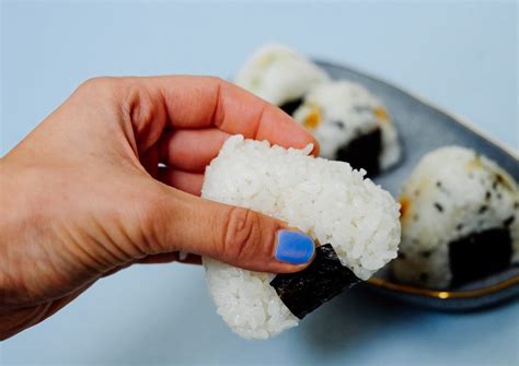 Onigiri der japanische Snack mit Lachs und Kürbis