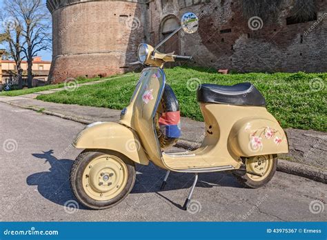 Vespa De Scooter De Vintage Avec Les Fleurs Peintes Photographie