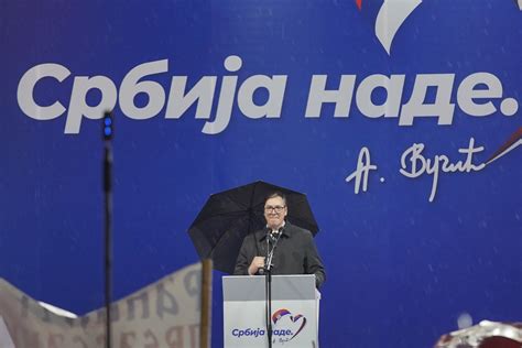 Ovo je srpski predsjednik Vučić dok frajerski usred pljuska sklapa