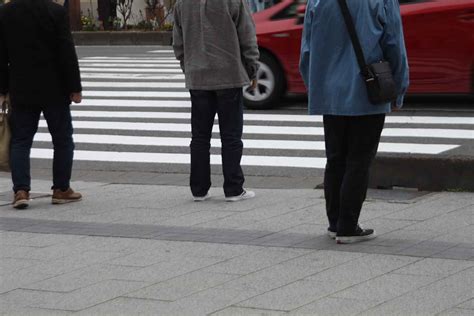 横断歩道の付近ではいつも以上に注意が必要！ 徐行なしの通過に歩行者がいるときの一時不停止は交通違反だ 自動車情報・ニュース Web Cartop