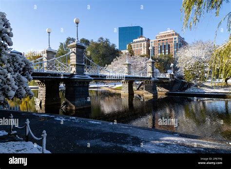 Puente Esc Nico En El Jard N P Blico De Boston Con Nieve De Principios