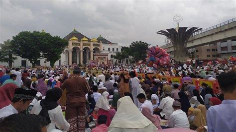 Shalat Ied Di Masjid Agung SMB Jayo Wikramo Palembang Dipadati Ribuan