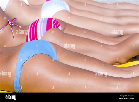 Sunbathing in bikini fotografías e imágenes de alta resolución Alamy