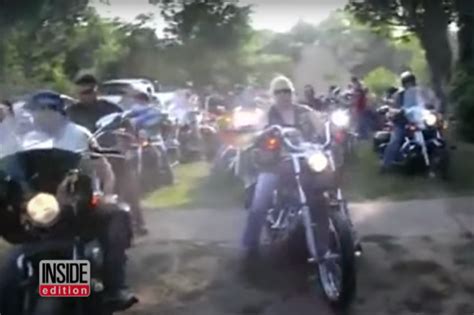 100 Bikers Surround Dying Veterans Home For Heartwarming Harley Send