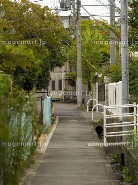 町工場が立ち並ぶ路地の風景の写真素材 200905656 イメージマート