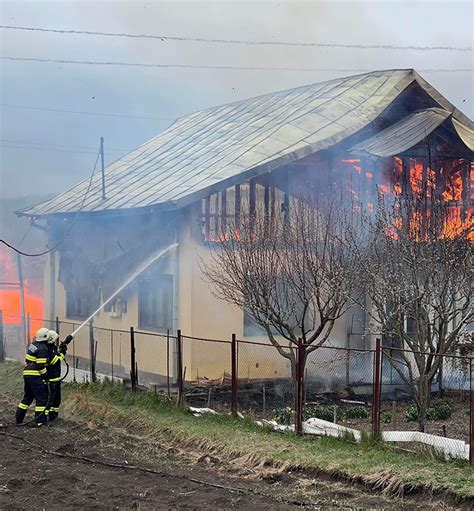 Video Incendiu De Propor Ii La Podeni Un B Tr N De De Ani A