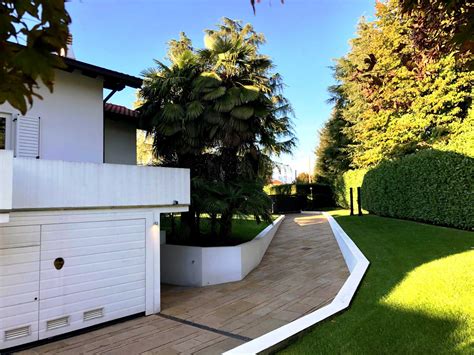 Villa Con Piscina In Vendita A Carnate Agenzia Immobiliare Casa Style