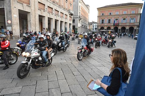 Le Moto Guzzi Invadono Il Centro Storico Raduno In Piazza Per Il