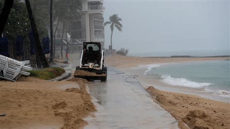 Homes Flooded, Roads Blocked in Heavy Hawaii Rainfall | Weather.com