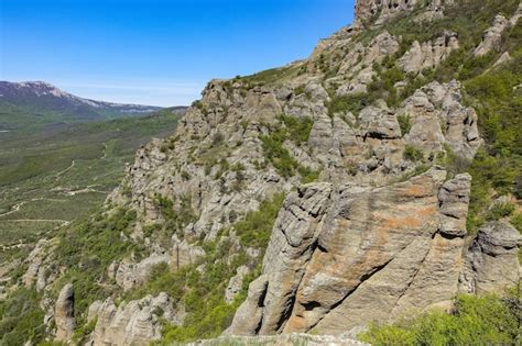 Antiguas montañas altas de piedra caliza de forma redondeada en la