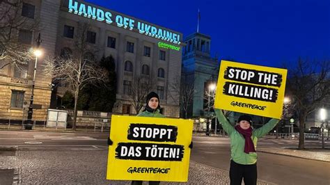 Zwei Jahre Ukraine Krieg Greenpeace Protestiert Mit Videoprojektion An