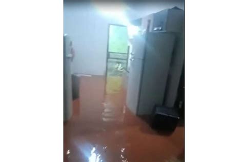 Chuva Df Gua Na Altura Do Peito Homem Mostra Casa Alagada