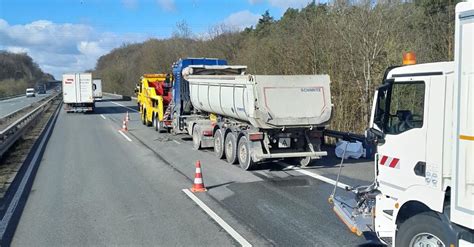 Unfall mit zwei Lastern auf A485 bei Gießen