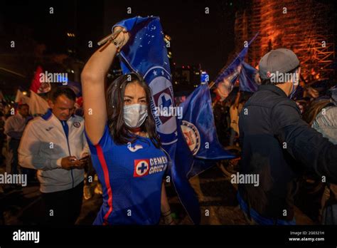 Los Fans De Cruz Azul Asisten Al Ngel De La Independencia Para