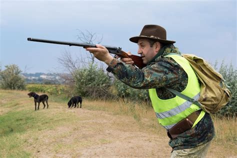 Chasseur En Tenue De Camouflage Avec Une Arme à Feu Pendant La Chasse à