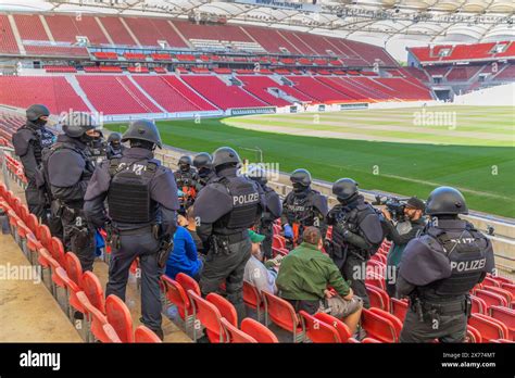 Anti Terror Übung der Polizei Baden Württemberg im Fußballstadion Im