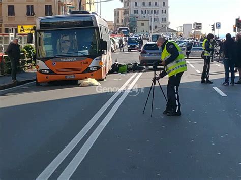 Incidente Mortale In Via Dei Mille Scooter Finisce Contro Un Bus