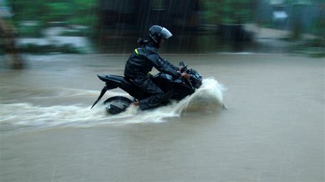 Hujan Deras Jalan DI Panjaitan Jakarta Timur Banjir 40 Cm Kumparan