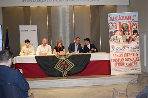 Los alcazareños Aarón Infantes y Sergio Cartas en la novillada con