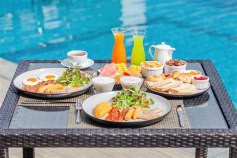 Desayuno Americano Cerca De La Piscina Comida Ex Tica En El Complejo