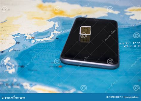 Mikrosim Karte Und Smartphone Auf Der Weltkarte Stockbild Bild Von