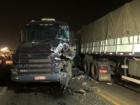 URGENTE Grave acidente entre carretas em Rondonópolis mobiliza