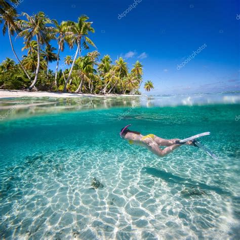 Mujer Nadando Bajo El Agua Fotografía De Stock © Shalamov 35073631