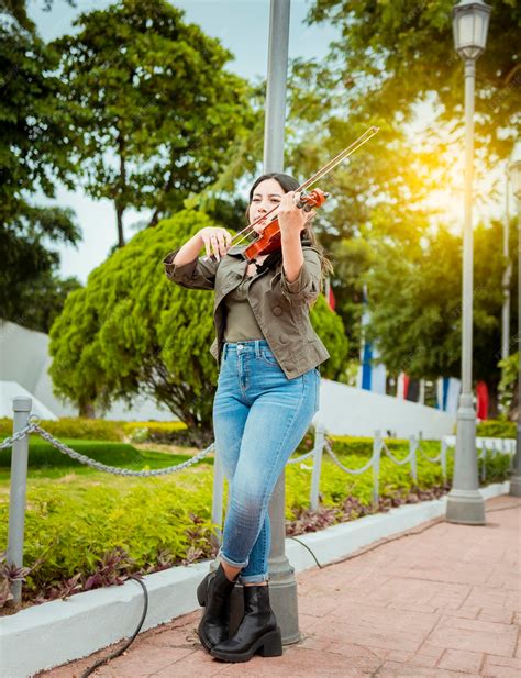 Femme Jouant Du Violon Dans La Rue Portrait De Jeune Fille Violoniste