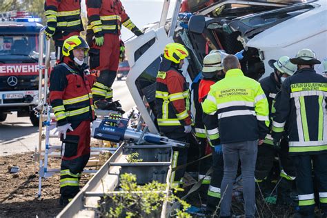 Unfälle auf A9 in Bayern Lkw durchbricht Leitplanke Fahrer schwer