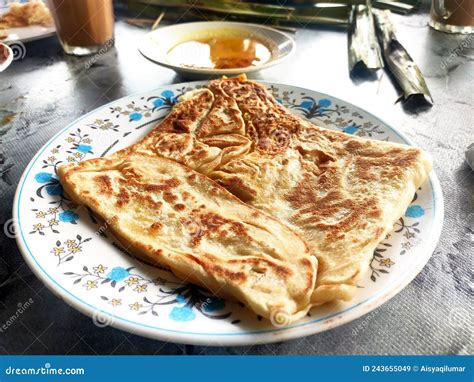 Comida Tradicional Malaya De Pan Plano Llamada Roti Canai Imagen De