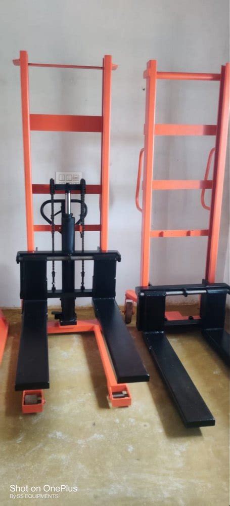 SSE Mild Steel MANUAL HYDRAULIC STACKER 1000Kgs For Goods Lifting