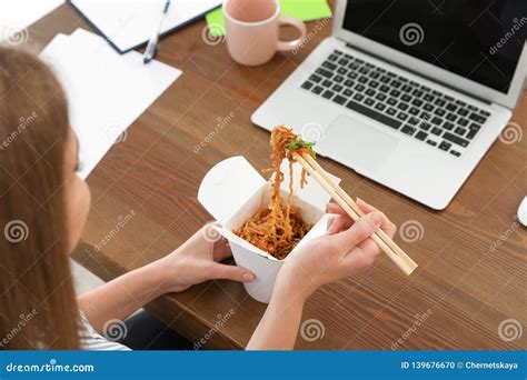 Empleado De Oficina Que Come Tallarines Para El Almuerzo En El Lugar De