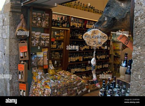 Bodega De Vino Y Comida En La Antigua Ciudad Toscana De San Gimignano